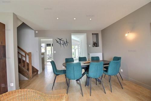 une salle à manger avec une table et des chaises bleues dans l'établissement BELLEVUE Belle maison en front de mer, au Crotoy