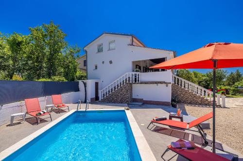 Πισίνα στο ή κοντά στο Holiday house CHARMING with private pool