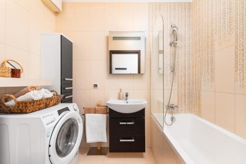 Bilik mandi di Apartament Mokotów -basen-