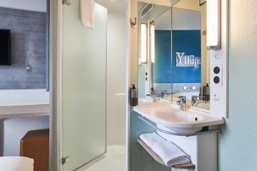a bathroom with a sink and a mirror at ibis budget Bordeaux Centre - Gare Saint Jean in Bordeaux