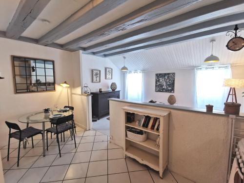 une cuisine et une salle à manger avec une table et des chaises dans l'établissement L'Authentique - Les Maisons de Madeleine, à Nantes