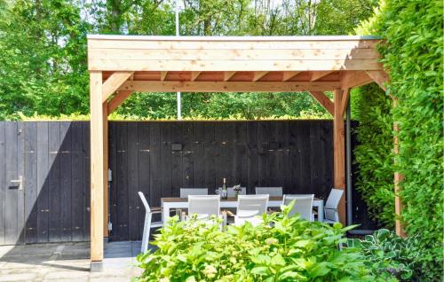 Κήπος έξω από το Gorgeous Home In Arnemuiden With Wifi
