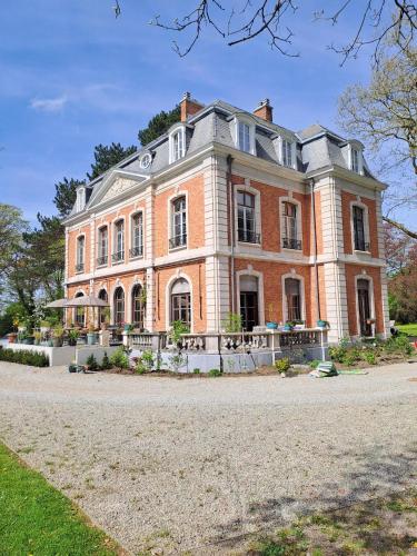 a large brick house on a dirt road at Le Petit Château Peltzer in Verviers