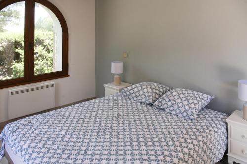 une chambre avec un lit et une fenêtre dans l'établissement Charmant F5 à Saint Raphaël, à Saint-Raphaël