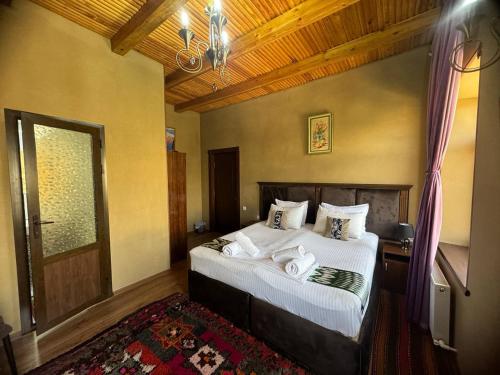 Postel nebo postele na pokoji v ubytování Darvozai Samarkand guest house