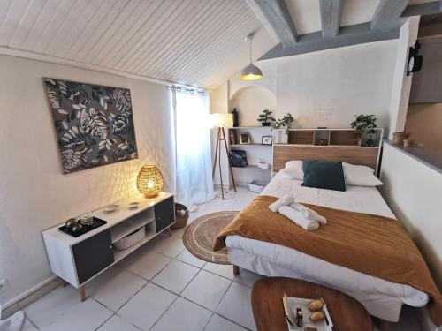 une chambre avec un lit et un bureau dans l'établissement L'Authentique - Les Maisons de Madeleine, à Nantes