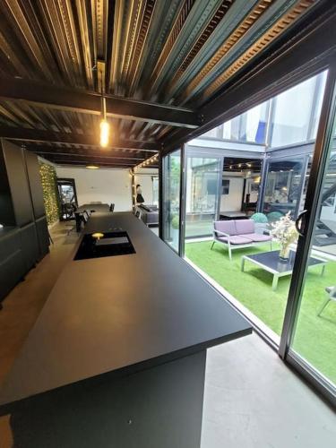 un salon avec une grande table dans une maison dans l'établissement Loft élégant,spacieux,atypique, à Colombes