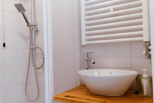 Ένα μπάνιο στο peach apartment