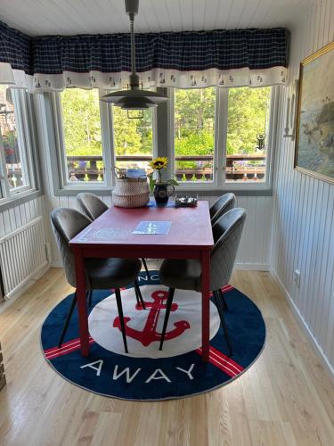 a dining room with a table and chairs on a rug at Klingebo in Barnvik