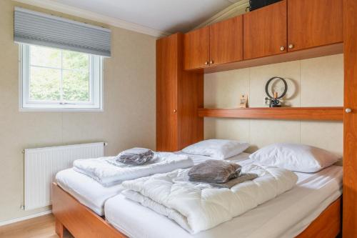 Postel nebo postele na pokoji v ubytování Chalet op vakantiepark in Baarland