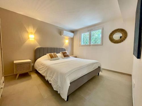 une chambre avec un grand lit avec une fenêtre dans l'établissement 61 Boulouris Villa, à Saint-Raphaël