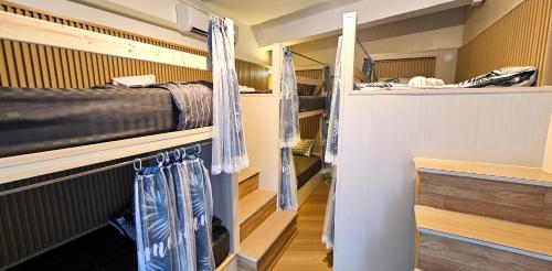 Palanda nebo palandy na pokoji v ubytování Hideout Hostel