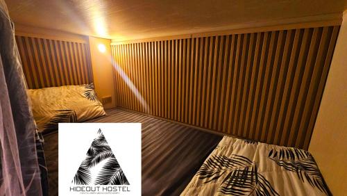 Postel nebo postele na pokoji v ubytování Hideout Hostel