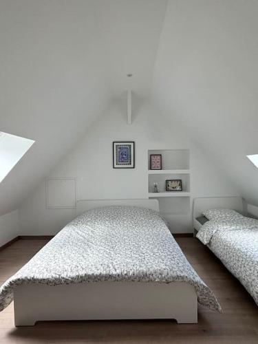 - une chambre blanche avec 2 lits dans l'établissement Duplex neuf à 15 min de LILLE, à Noyelles-lès-Seclin