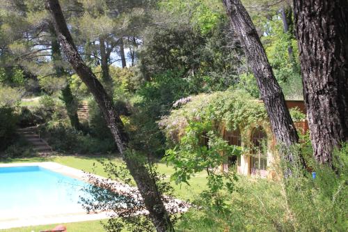 une maison dans les bois avec une piscine et des arbres dans l'établissement La Petite Yolande, à Aix-en-Provence