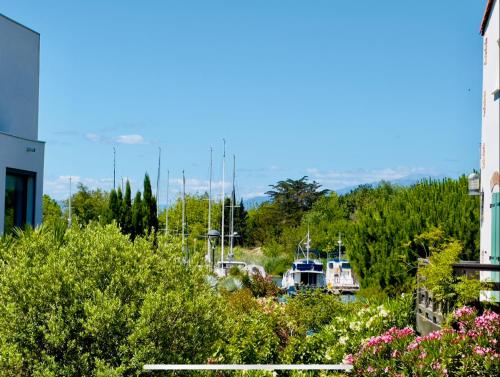 une vue d'une marina avec des bateaux dans l'eau dans l'établissement Havre de paix à Saint Cyprien à 300m de la plage, à Saint-Cyprien