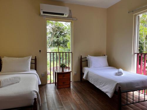 Katil atau katil-katil dalam bilik di LiLLA Hilltop Retreat - Janda Baik
