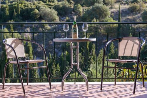 Balkón nebo terasa v ubytování Myrtos Cottages Kefalonia