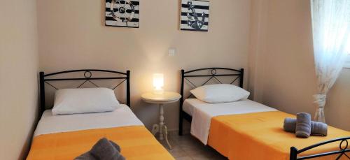 Postel nebo postele na pokoji v ubytování Myrtos Cottages Kefalonia