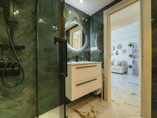 un baño con lavabo y espejo en Cubo's El Faro Beach Apartment with Pool, en Mijas Costa