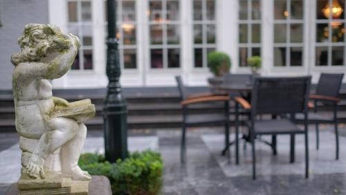 Un restaurante u otro lugar para comer en Apollofirst Boutique Hotel