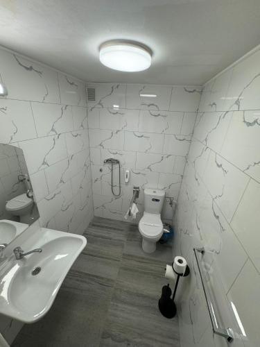 Bilik mandi di Hotel Aurora