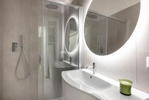 Long Bridge Apartment by Hostand