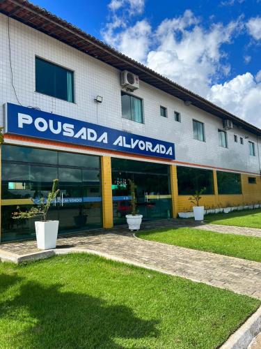 a pussaq adaa alonia sign in front of a building at Pousada Alvorada in Ubajara