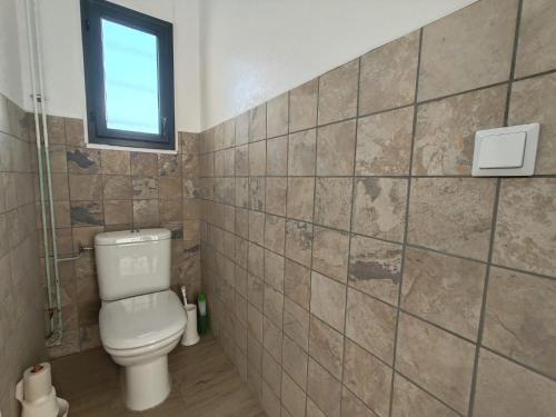 une salle de bain avec toilettes et fenêtre dans l'établissement Maison 3 pièces, à Linxe