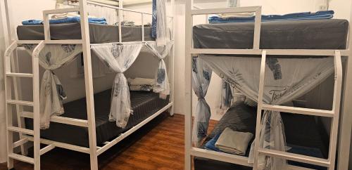 Palanda nebo palandy na pokoji v ubytování Hideout Hostel