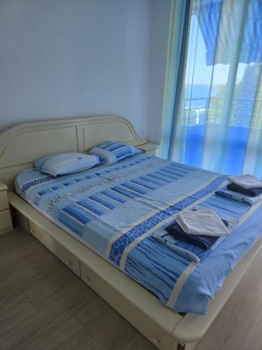 Ένα ή περισσότερα κρεβάτια σε δωμάτιο στο POMORIE Paradise Blue Bay