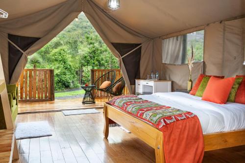 une chambre avec un lit dans une tente dans l'établissement Sleeping Warrior Camp Elementaita, à Nakuru