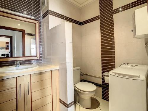 Ένα μπάνιο στο Quiet, central apartment with loggie