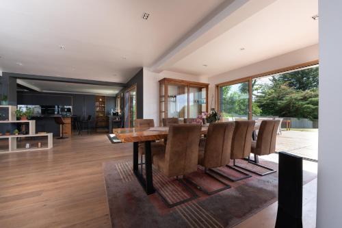 a dining room with a wooden table and chairs at Villa Ty Castel - Arradon in Ploeren