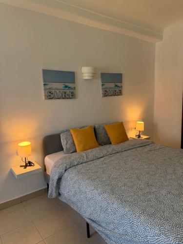a bedroom with a bed and two lamps on tables at Kabila vista in Sania Torres