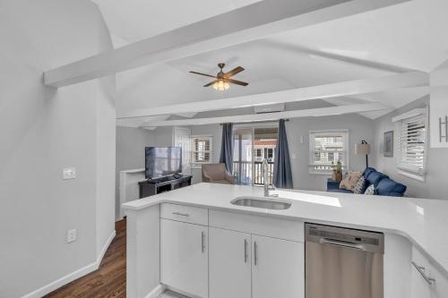 cocina con armarios blancos y ventilador de techo en Welcome to Manasquan Beach 2 - Steps to the Sand, en Manasquan