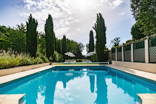 - une piscine dans une cour arborée dans l'établissement Hotel Haras De La Potardiere, à Crosmières