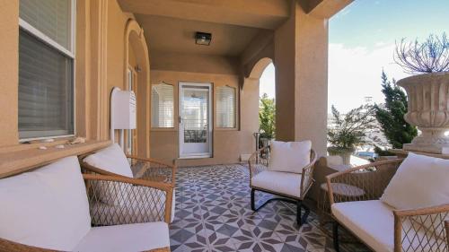 una veranda con sedie, tavolo e finestra di Luxe Beach Estate - 4 Bedrooms and 3 Bathrooms ad Atlantic City