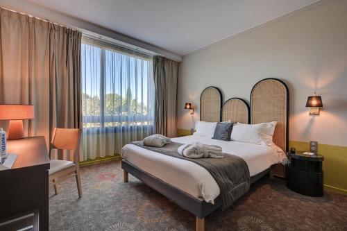 Una cama o camas en una habitación de Best Western Sévan Parc Hôtel
