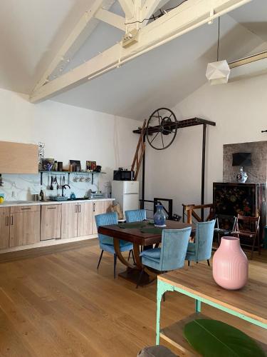 une pièce avec une table et des chaises et une cuisine dans l'établissement loft charmant dans quartier branché, à Marseille