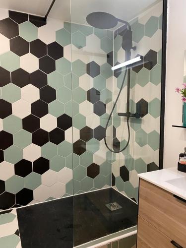 La salle de bains est pourvue d'une douche et d'un mur carrelé. dans l'établissement loft charmant dans quartier branché, à Marseille