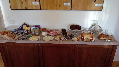 ein Tisch mit vielen verschiedenen Arten von Essen darauf in der Unterkunft Feudo Del Biviere in Santa Ninfa