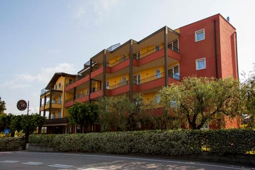 a building on a street in front of a road at Hotel San Vito in Bardolino