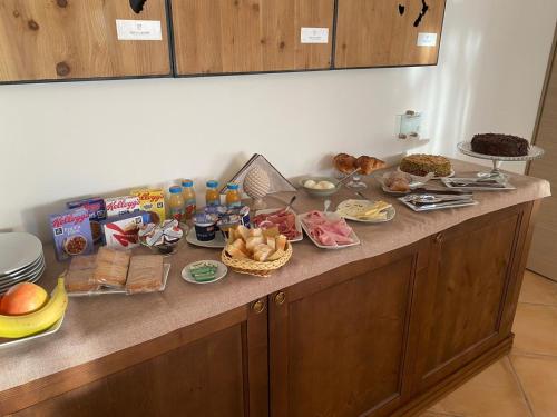 eine Theke mit vielen verschiedenen Arten von Lebensmitteln darauf in der Unterkunft Feudo Del Biviere in Santa Ninfa