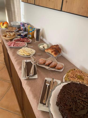 ein Tisch mit vielen verschiedenen Arten von Essen darauf in der Unterkunft Feudo Del Biviere in Santa Ninfa