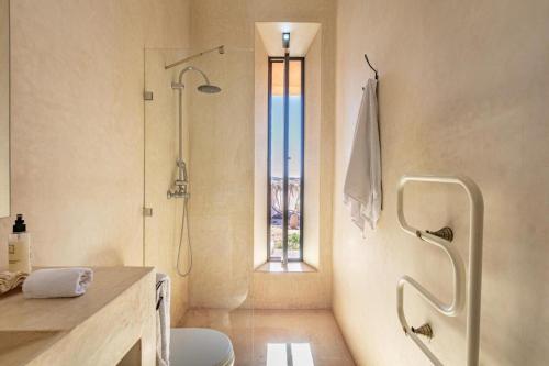 Bilik mandi di Villa Kela Serene