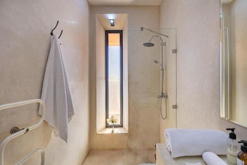 Bilik mandi di Villa Kela Serene