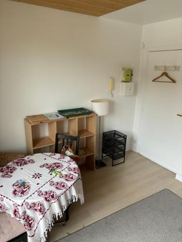 une chambre avec un lit, un bureau et une table dans l'établissement Studio chambre en mezzanine, à Meudon
