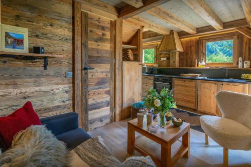 - un salon avec un canapé et une table dans une cabine dans l'établissement Grand Mazot La Chandelle - OVO Network, à Bionnassay