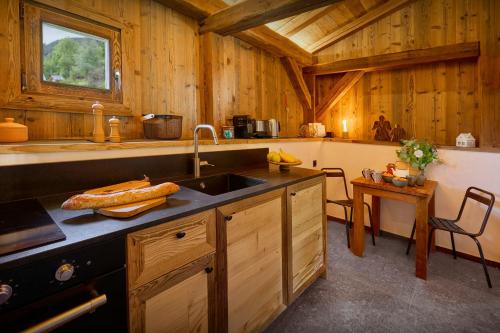 une cuisine avec un évier et un plan de travail dans l'établissement Petit Mazot La Chandelle - OVO Network, à Bionnassay